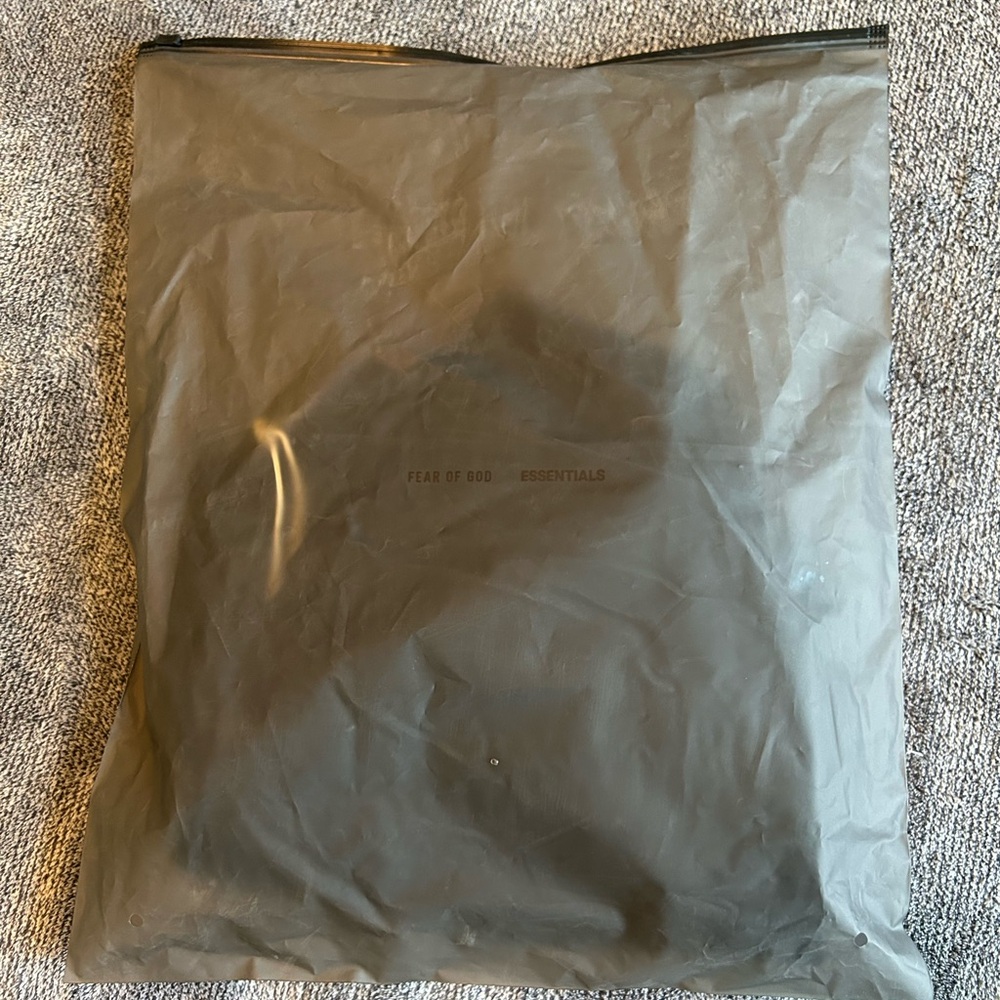 Fear of God Essentials Classic Sweatshort
Jet Black SS25 Size XS - Picture 7 of 8